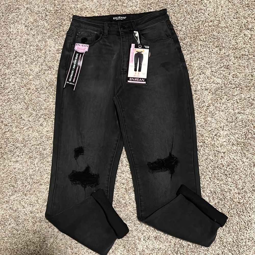 Boyfriend fit. High rise jeans. Ankle length.
